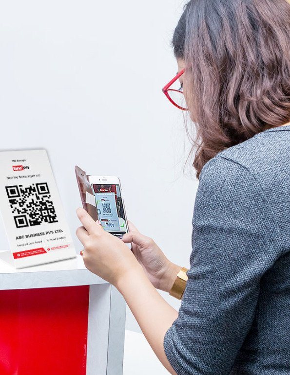 A women scaning the Fonepay qr code  from her mobile  